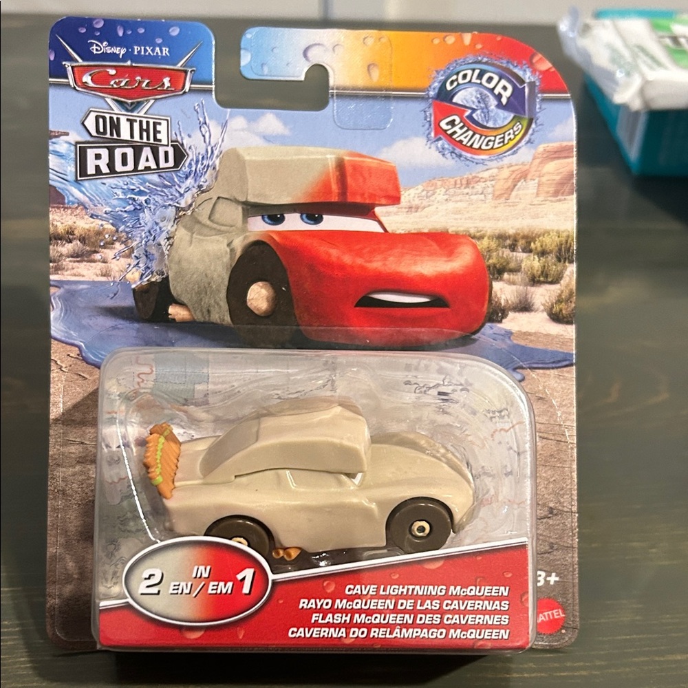 DISNEY PIXAR Cars Cave Lightning McQueen COLOR CHANGERS Toy 1:64 scale
